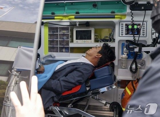 김찬술 대덕구청장이 지난 19일 단식중 병원에 이송되고 있다.(대덕구 제공. 재판매 및 DB 금지)