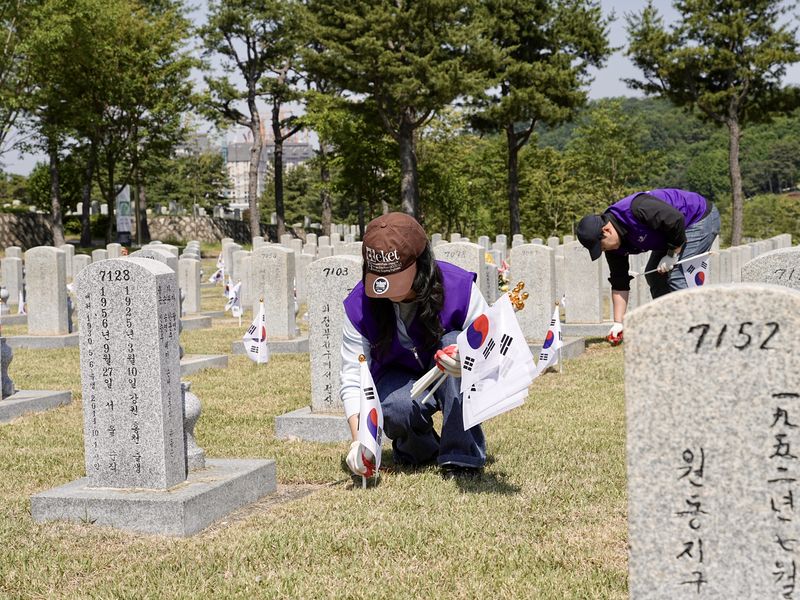 효성 임직원들이 서울 동작구 국립서울현충원에서 묘역 정화 활동을 하고 있다.