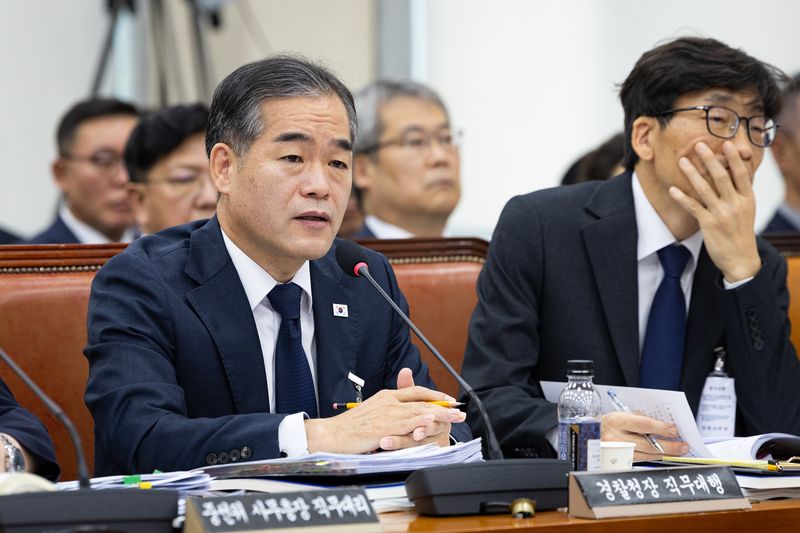 김종철 경찰청장 직무대행이 26일 서울 여의도 국회에서 열린 행정안전위원회의 행정안전부, 중앙선거관리위원회 등에 대한 국정감사 종합감사에 출석해 의원 질의에 답하고 있다. 2026.10.26 ⓒ 뉴스1 유승관 기자