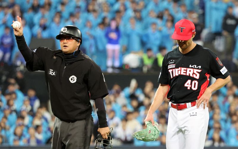 대구 수성구 삼성라이온즈파크에서 열린 2026 신한 SOL KBO 포스트시즌 플레이오프 1차전 KIA 타이거즈와 삼성 라이온즈 경기, 5회말 1사 주자 없는 상황에서 KIA 선발투수 네일이 삼성 박승규의 머리를 맞춘 뒤 퇴장을 당하고 있다. 뉴시스