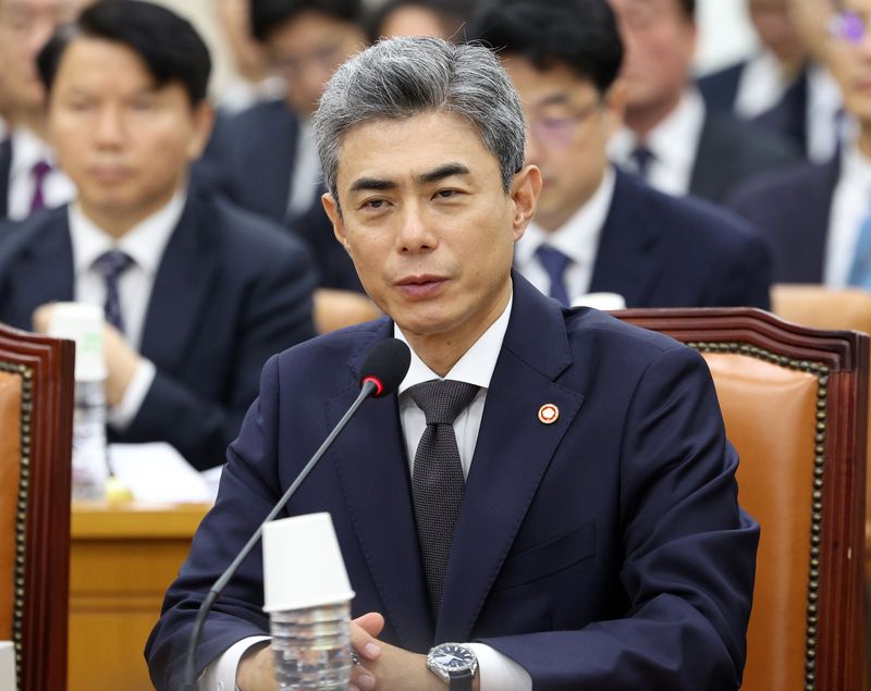 [서울=뉴시스] 고범준 기자 = 강신철 국방부 장관이 26일 서울 여의도 국회에서 열린 국방위원회 국방부 등에 대한 종합 국정감사에서 의원 질의에 답변하고 있다. 2026.10.26. bjko@newsis.com
