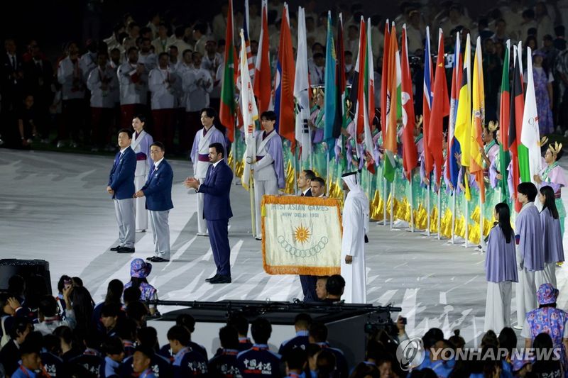 나고야 아시안게임 폐회식에 등장한 OCA기 (출처=연합뉴스)