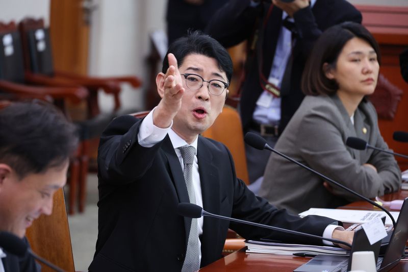 주진우 국민의힘 의원이 26일 서울 여의도 국회에서 열린 법제사법위원회의 법무부 등에 대한 종합감사에서 이재명 대통령의 배우자 김혜경 여사가 서울 역삼동 화재 발생일 유명 프로골퍼와 골프를 쳤다는 의혹과 관련해 영상을 재생하는 것이 막히자 서영교 위원장에게 항의하고 있다. 2026.10.26 ⓒ 뉴스1 신웅수 기자
