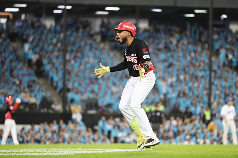 26일 대구 삼성라이온즈파크에서 열린 2026 KBO 포스트시즌 플레이오프 삼성 라이온즈 대 KIA 타이거즈 1차전. 3회 초 2사 1루 때 KIA 카스트로가 홈런을 친 후 기뻐하고 있다. 연합뉴스
