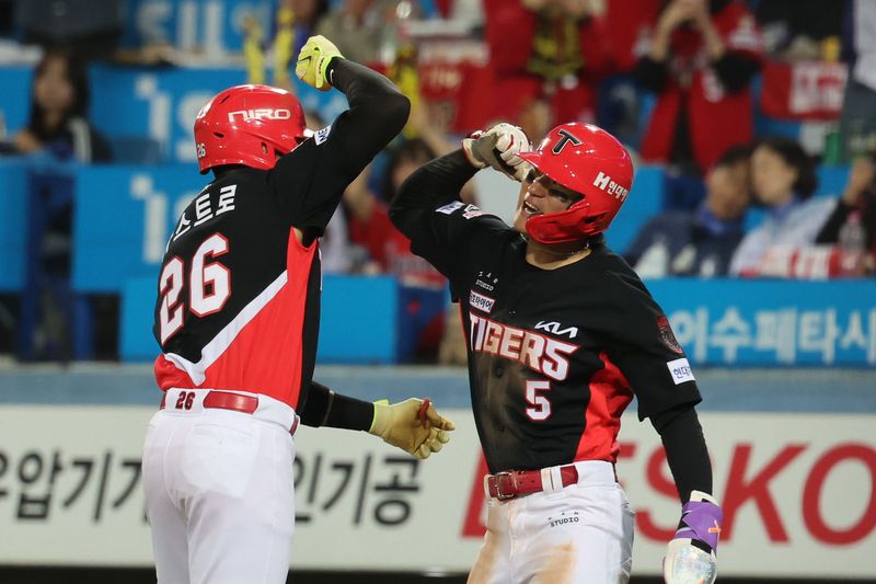 26일 대구 수성구 삼성라이온즈파크에서 열린 2026 신한 SOL KBO 포스트시즌 플레이오프 1차전 KIA 타이거즈와 삼성 라이온즈 경기, 3회 초 2사 주자 1루 기아 카스트로가 2점 홈런을 친 뒤 김도영과 기뻐하고 있다. 뉴시스