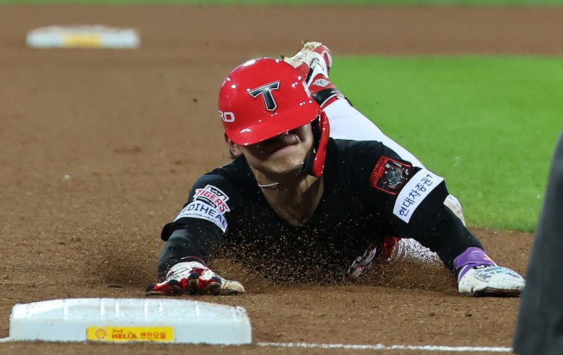 26일 오후 대구 삼성라이온즈파크에서 열린 프로야구 2026 신한 SOL KBO 포스트시즌 플레이오프 1차전 KIA 타이거즈와 삼성 라이온즈의 경기, 8회초 1사 2루 상황 KIA 2루주자 김도영이 나성범의 우익수 뜬공 때 태그업해 3루로 진루하고 있다. 뉴스1