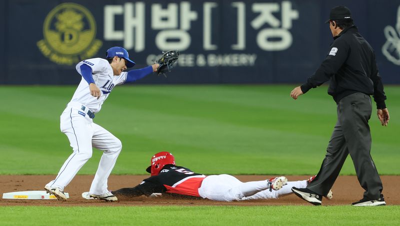 26일 오후 대구 삼성라이온즈파크에서 열린 프로야구 2026 신한 SOL KBO 포스트시즌 플레이오프 1차전 KIA 타이거즈와 삼성 라이온즈의 경기, KIA 김도영이 1회초 2사 1루 상황에서 2루 도루에 성공하고 있다. 2026.10.26 ⓒ 뉴스1 공정식 기자