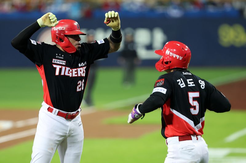 26일 오후 대구 삼성라이온즈파크에서 열린 프로야구 2026 신한 SOL KBO 포스트시즌 플레이오프 1차전 KIA 타이거즈와 삼성 라이온즈의 경기, KIA 카스트로가 3회초 2사 1루 상황 투런 홈런을 친 후 김도영과 기쁨을 나누고 있다. 2026.10.26 ⓒ 뉴스1 공정식 기자