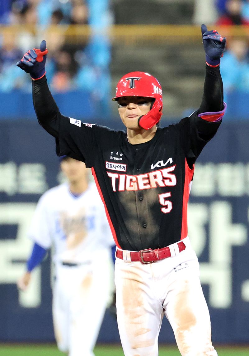 [대구=뉴시스] 이무열 기자 = 26일 대구 수성구 삼성라이온즈파크에서 열린 2026 신한 SOL KBO 포스트시즌 플레이오프 1차전 KIA 타이거즈와 삼성 라이온즈 경기, 8회초 무사 주자 없는 상황에서 KIA 김도영이 2루타를 친 뒤 기뻐하고 있다. 2026.10.26. lmy@newsis.com