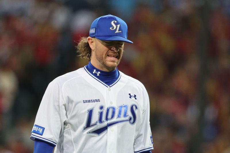 [대구=뉴시스] 권창회 기자 = 26일 대구 수성구 삼성라이온즈파크에서 열린 2026 신한 SOL KBO 포스트시즌 플레이오프 1차전 KIA 타이거즈와 삼성 라이온즈 경기, 5회 초 삼성 선발 페덱이 강판되고 있다. 2026.10.26. kch0523@newsis.com