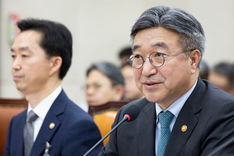 윤호중 행정안전부 장관이 26일 서울 여의도 국회에서 열린 행정안전위원회의 행정안전부, 중앙선거관리위원회 등에 대한 국정감사 종합감사에 출석해 의원 질의에 답하고 있다. 2026.10.26 ⓒ 뉴스1 유승관 기자