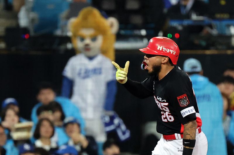 26일 오후 대구 삼성라이온즈파크에서 열린 프로야구 2026 신한 SOL KBO 포스트시즌 플레이오프 1차전 KIA 타이거즈와 삼성 라이온즈의 경기, KIA 카스트로가 3회초 2사 1루 상황 투런 홈런을 친 후 포효하고 있다. 2026.10.26 ⓒ 뉴스1 김진환 기자