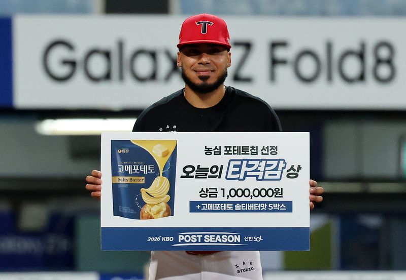 26일 오후 대구 삼성라이온즈파크에서 열린 프로야구 2026 신한 SOL KBO 포스트시즌 플레이오프 1차전 KIA 타이거즈와 삼성 라이온즈의 경기, 4타수 3안타(1홈런) 3타점 2득점 맹활약을 펼치며 5대1 승리를 이끈 KIA 카스트로가 플레이오프 1차전 '오늘의 타격감 상'에 선정된 후 부상으로 받은 기념품을 안고 더그아웃으로 향하고 있다. 2026.10.26 ⓒ 뉴스1 김진환 기자