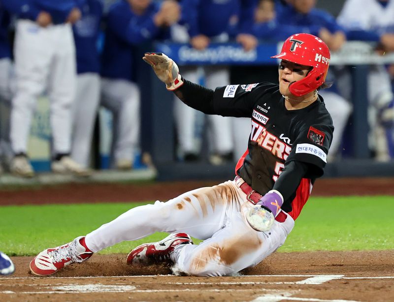 26일 오후 대구 삼성라이온즈파크에서 열린 프로야구 2026 신한 SOL KBO 포스트시즌 플레이오프 1차전 KIA 타이거즈와 삼성 라이온즈의 경기, KIA 김도영이 1회초 2사 2루 상황에서 카스트로의 적시타 때 득점에 성공하고 있다. 2026.10.26 ⓒ 뉴스1 김진환 기자