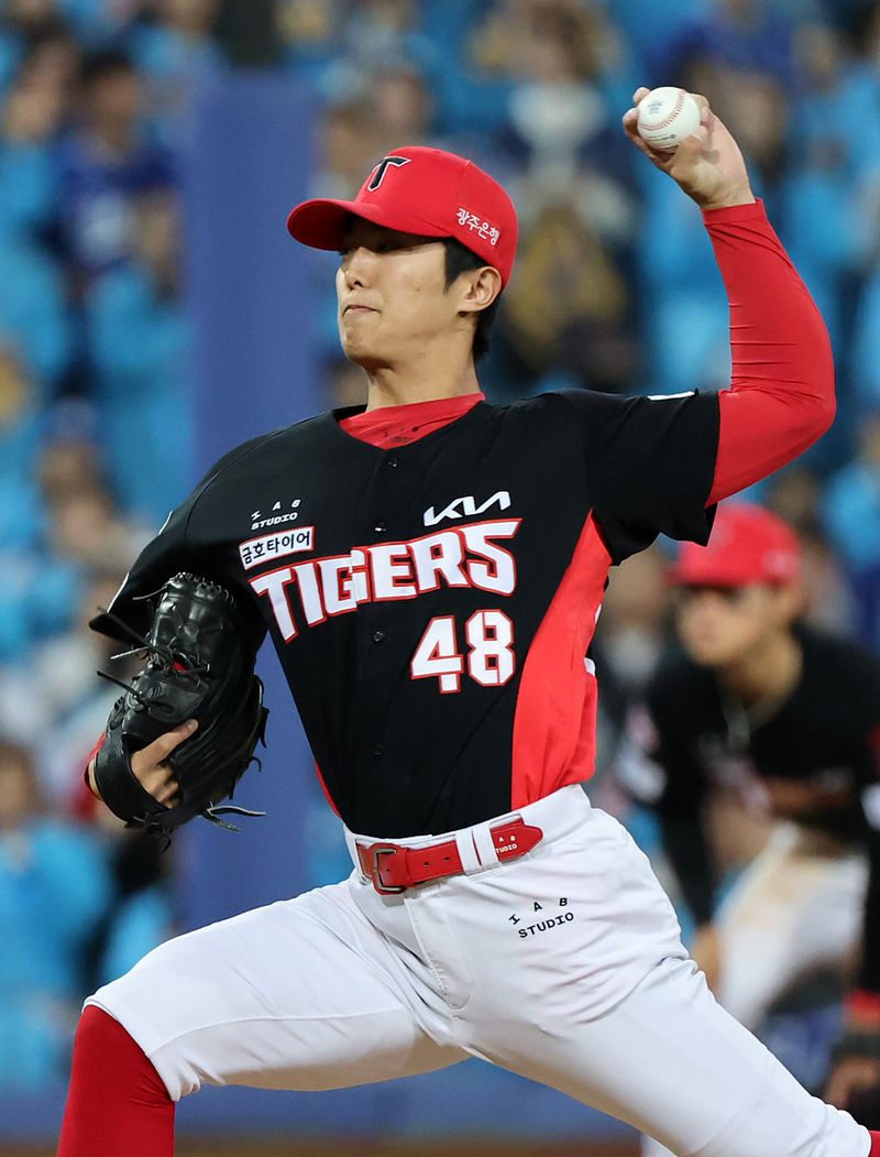 26일 오후 대구 삼성라이온즈파크에서 열린 프로야구 2026 신한 SOL KBO 포스트시즌 플레이오프 1차전 KIA 타이거즈와 삼성 라이온즈의 경기, KIA 이의리가 6회말 등판해 힘차게 공을 던지고 있다. 2026.10.26 ⓒ 뉴스1 김진환 기자