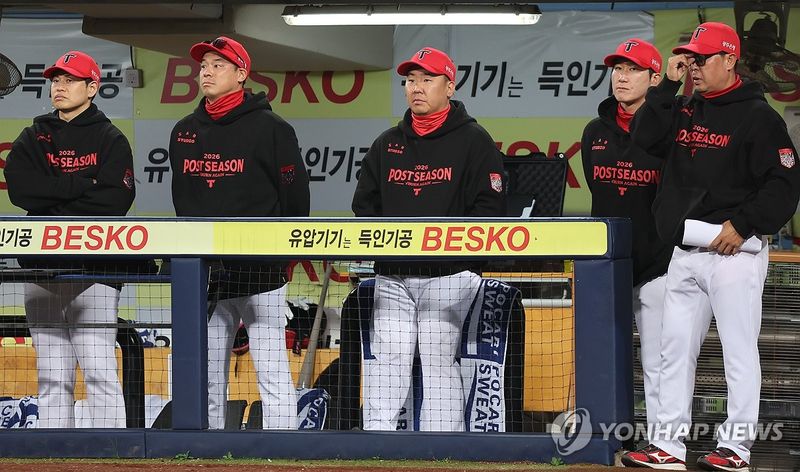 경기 지켜보는 KIA 이범호 감동 (출처=연합뉴스)