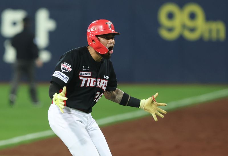26일 오후 대구 삼성라이온즈파크에서 열린 프로야구 2026 신한 SOL KBO 포스트시즌 플레이오프 1차전 KIA 타이거즈와 삼성 라이온즈의 경기, KIA 카스트로가 3회초 2사 1루 상황 투런 홈런을 친 후 포효하고 있다. 2026.10.26 ⓒ 뉴스1 공정식 기자