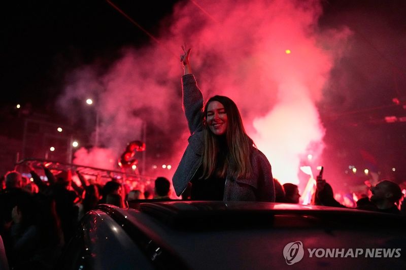 25일(현지시간) 밤 총선 결과에 환호하는 세르비아 수도 베오그라드의 청년들 (출처=연합뉴스)