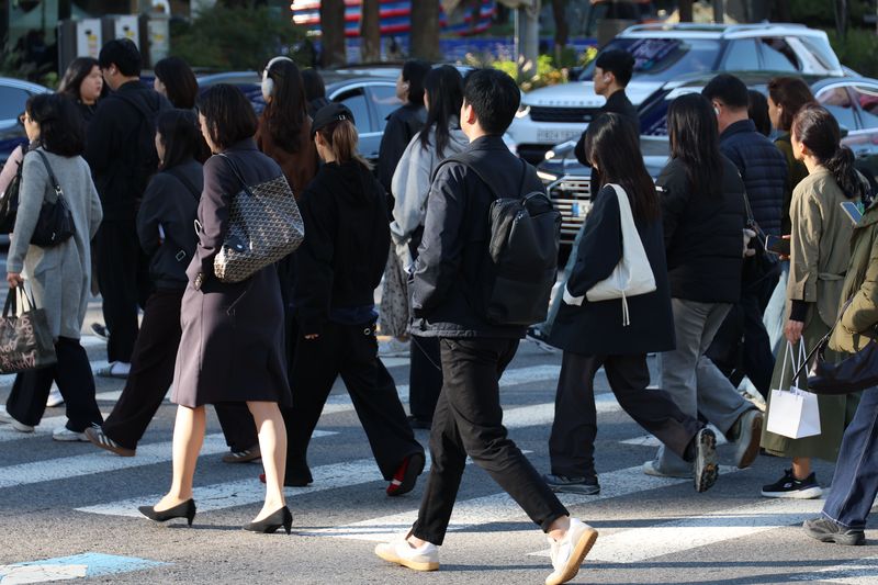 [서울=뉴시스] 고승민 기자 = 기온이 급격히 떨어지며 추운 날씨를 보인 지난 22일 서울 광화문 사거리에서 직장인들이 출근길 걸음을 재촉하고 있다. 2026.10.22. kkssmm99@newsis.com