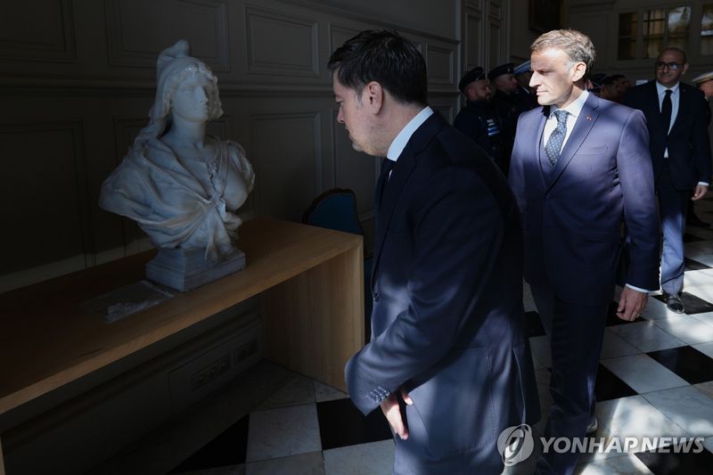 마크롱 대통령이 파손된 마리안느 흉상을 보고 있다 (출처=연합뉴스)