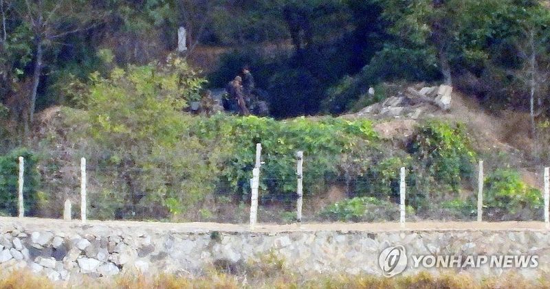개풍군 해안가 접경지역 북한 군인과 자주포 (출처=연합뉴스)