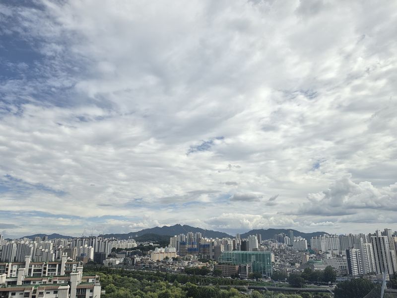 13일 오후 서울 영등포구 여의도에서 바라본 관악구 관악산 방면 도심의 하늘에 구름이 가득하다. 2026.8.13 ⓒ 뉴스1 황덕현 기후환경전문기자