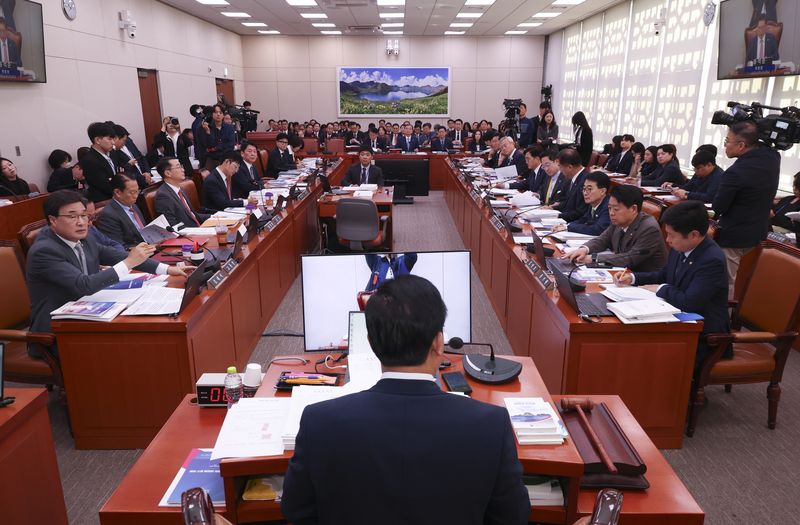[서울=뉴시스] 김근수 기자 = 6일 오전 서울 여의도 국회에서 외교통일위원회 국정감사가 열리고 있다. 2026.10.06. ks@newsis.com