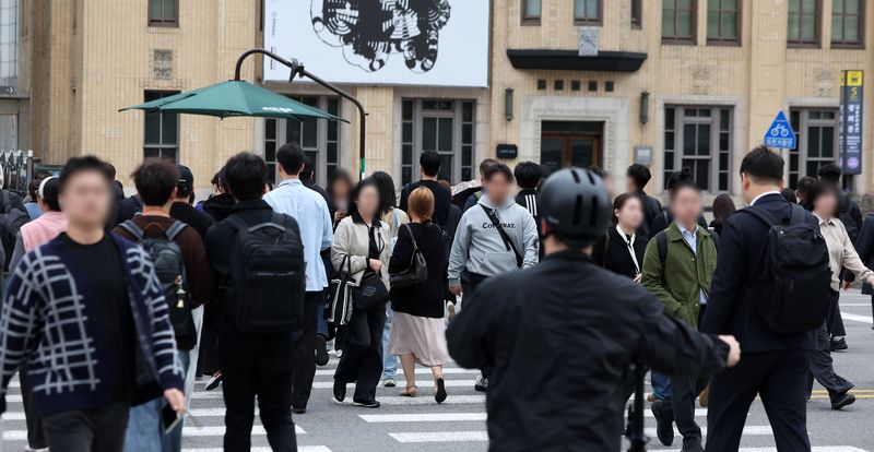 [서울=뉴시스] 김선웅 기자 = 서울 아침 최저기온이 10도, 낮 최고기온이 21도로 예보된 15일 서울 종로구 세종로사거리에서 가을 옷차림을 한 시민들이 길을 걷고 있다. 2026.10.15. mangusta@newsis.com