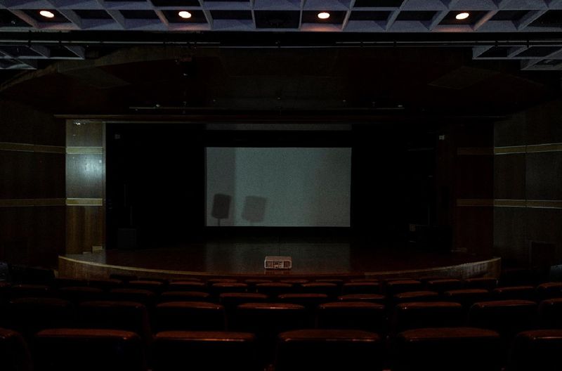 아트선재센터 아트홀에서 열리는 '2mc1dj: 사건 볼륨 3' 전경. 빈 스크린 앞에서 대사와 음악, 효과음으로 구성된 약 96분의 사운드극을 감상한다. 사진=남서원, 아트선재센터 제공 © 2026. Art Sonje Center.