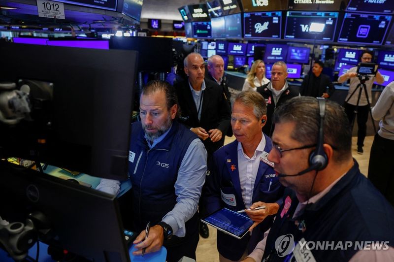 26일(현지시간) 뉴욕증권거래소(NYSE) 트레이더들 (출처=연합뉴스)