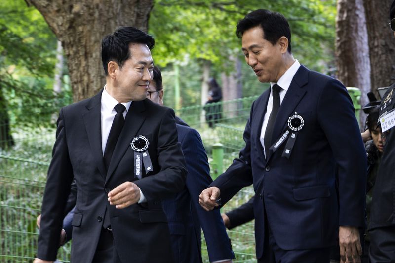 장동혁 국민의힘 대표와 오세훈 서울시장이 지난 26일 서울 동작구 국립서울현충원에서 열린 박정희 전 대통령 서거 47주기 추모식에 참석해 박 전 대통령 묘소에 분향 후 이동하고 있다. (공동취재) 2026.10.26 ⓒ 뉴스1 오대일 기자