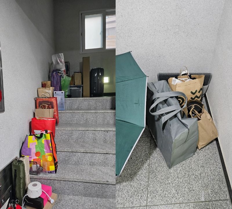 26일 한 소셜미디어(SNS)에 아파트 공용 계단에 개인 짐을 쌓아둔 이웃이 관리사무소의 민원 접수 예고 이후 짐을 치웠다가 다시 내놓고 우산으로 가려뒀다는 사연이 올라왔다. (사진=SNS 캡처) *재판매 및 DB 금지 /사진=뉴시스