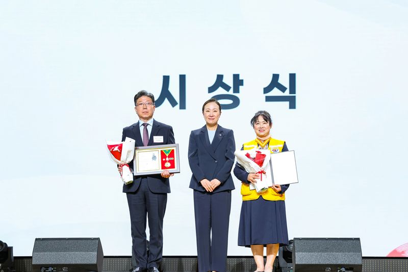 김정배 SP삼화 사업총괄(CBO)(왼쪽)이 지난 26일 적십자 회원유공장 최고명예대장상을 받은 뒤 기념촬영을 하고 있다. SP삼화 제공