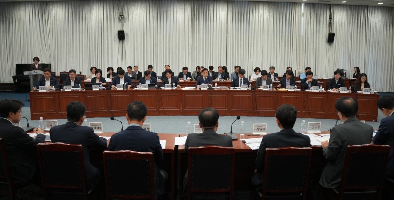 지난 26일 제주도청 탐라홀에서 열린 민생경제상황실 10월 종합회의에 제주도와 경제 관련 기관·단체 관계자들이 참석해 지역경제 현안을 논의하고 있다. 제주연구원은 이날 3분기 카드매출 감소와 탐나는전 사용액 증가 등 지역소비 분석 결과를 보고했다. 사진=제주특별자치도