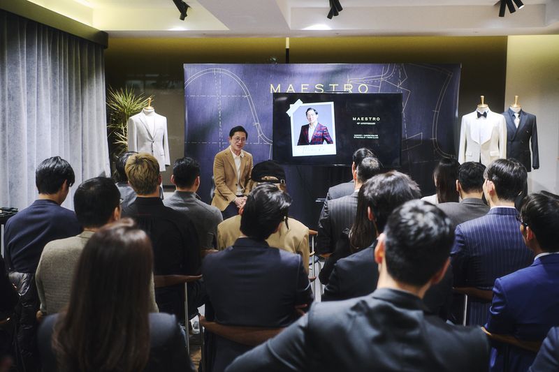 지난 22일 서울 강남구 라움 이스트에서 열린 마에스트로 40주년 기념 행사에서 미키 킴이 토크쇼를 진행하고 있다. LF 제공