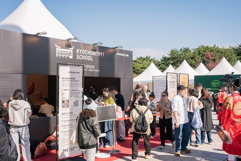 지난 23일 서울 용산구 국립중앙박물관에서 열린 '2026 한식 페스타'의 교촌치킨 부스가 방문객들로 붐비고 있다. 교촌에프앤비 제공