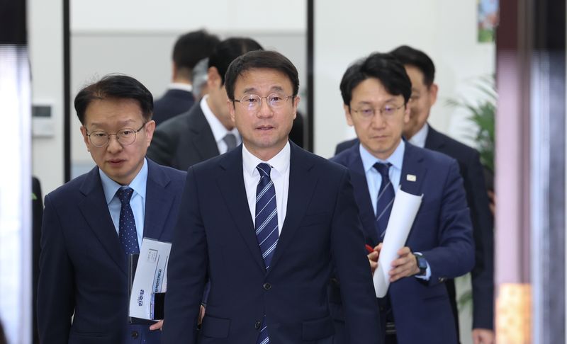 한병도 더불어민주당 원내대표를 비롯한 의원들이 27일 오전 서울 여의도 국회에서 열린 민주당 국정감사 대책회의장으로 이동하고 있다. 뉴시스