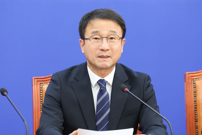 한병도 더불어민주당 원내대표가 27일 오전 서울 여의도 국회에서 열린 민주당 국정감사 대책회의에서 발언하고 있다. 뉴시스