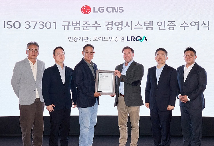 LG CNS CEO 현신균 사장(왼쪽 세번째)과 로이드인증원 글로벌커머셜어드바이저 스튜어트 켈리(오른쪽 세번째) 및 관계자들이 인증 수여식에서 사진 촬영하는 모습.LG CNS 제공