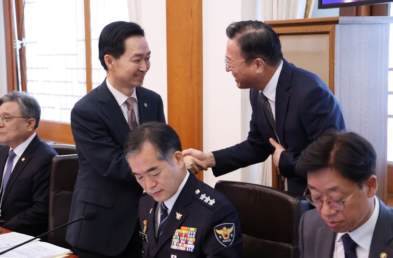 김지용 중대범죄수사청장과 이정현 공소청장 직무대행이 20일 청와대에서 열린 국무회의에 참석해 인사하고 있다. 뉴시스