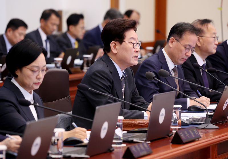 이재명 대통령이 27일 청와대에서 열린 국무회의에서 발언하고 있다. 뉴시