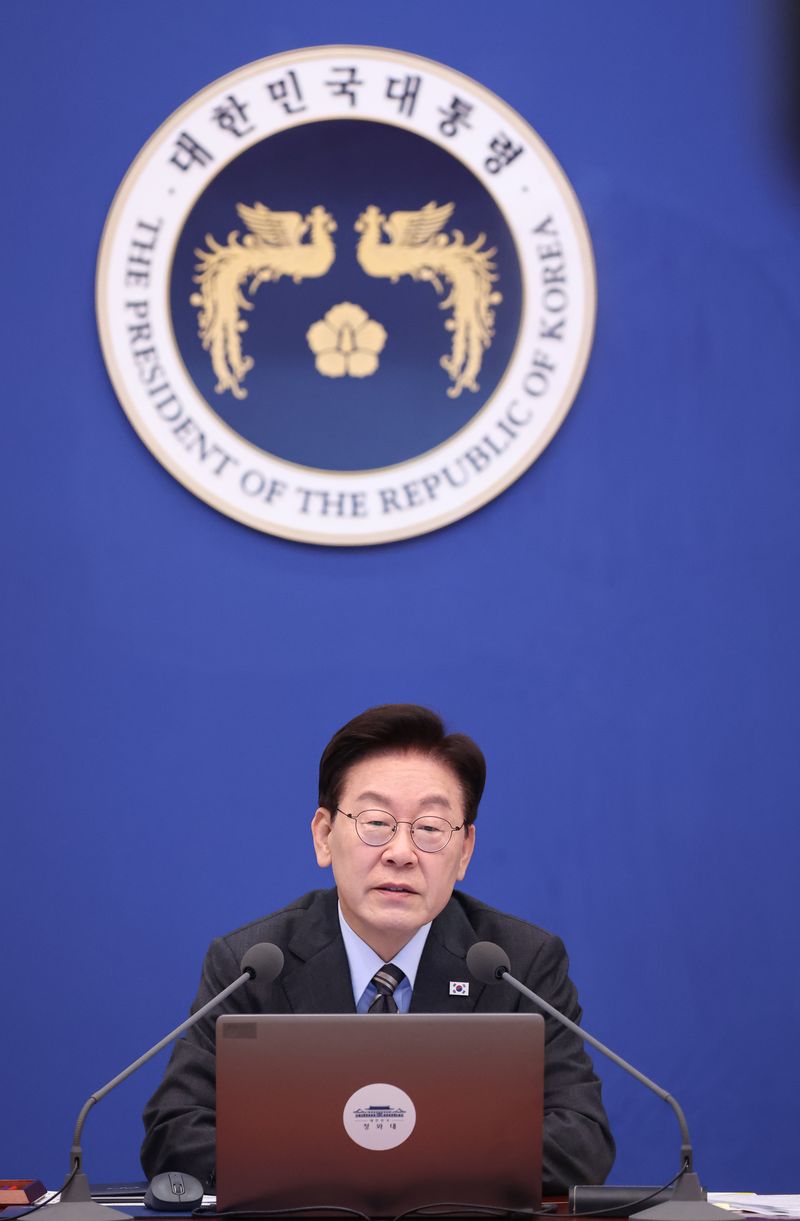 이재명 대통령이 27일 청와대에서 열린 국무회의에서 발언을 하고 있다. 청와대통신사진기자단