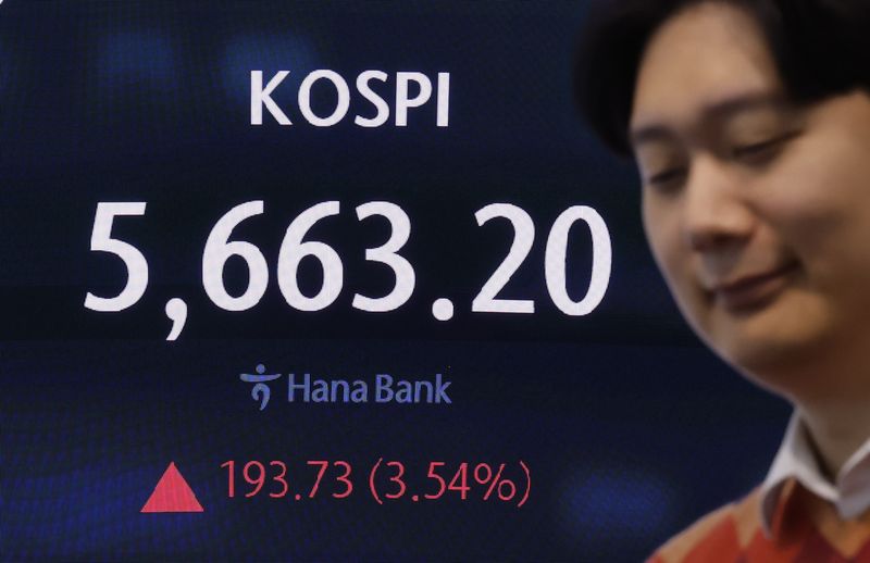 27일 서울 중구 하나은행 딜링룸 전광판에 주요 지수가 표시 되고 있다. 뉴시스 제공