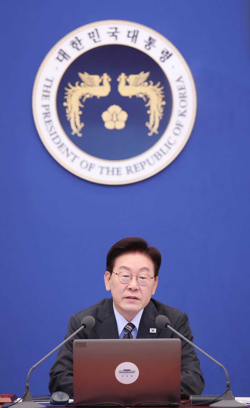 이재명 대통령이 27일 청와대에서 열린 국무회의에서 발언하고 있다. 뉴시스