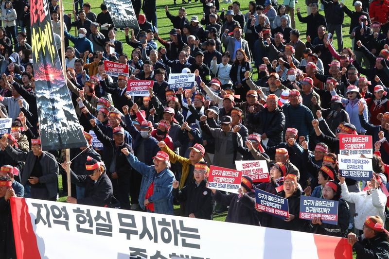 인제군 주민 3000여명이 27일 인제잔디구장에서 열린 1차 궐기대회에서 정부의 지방우대지수 2권역 분류와 인구감소지역 지정 결과의 재검토를 요구하고 있다. 인제군 제공
