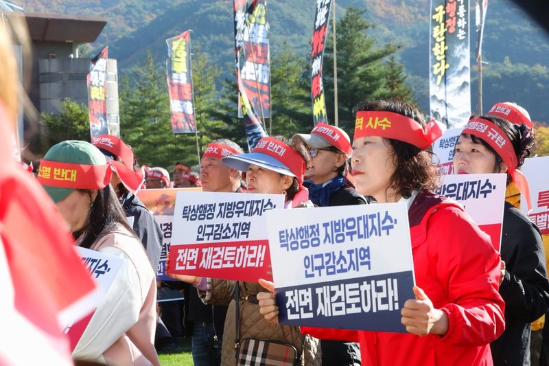 27일 인제잔디구장에서 열린 지방우대지수 2권역 지정 규탄 궐기대회에 참석한 인제군 주민들이 지방우대지수와 인구감소지역 지정 결과의 전면 재검토를 촉구하고 있다. 인제군 제공