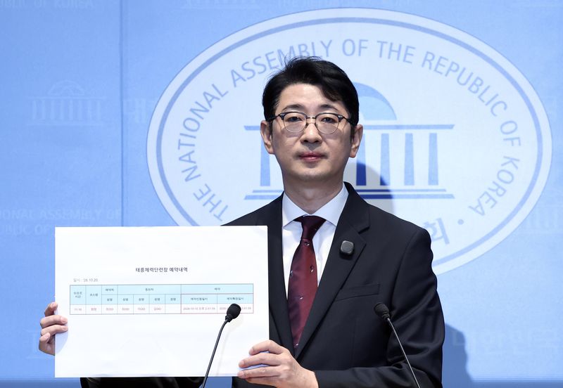 주진우 국민의힘 의원이 27일 여의도 국회 소통관에서 이재명 대통령과 부인 김혜경 여사의 태릉컨트리클럽 관련 기자회견을 하며 예약내역을 들어 보이고 있다. 뉴시스