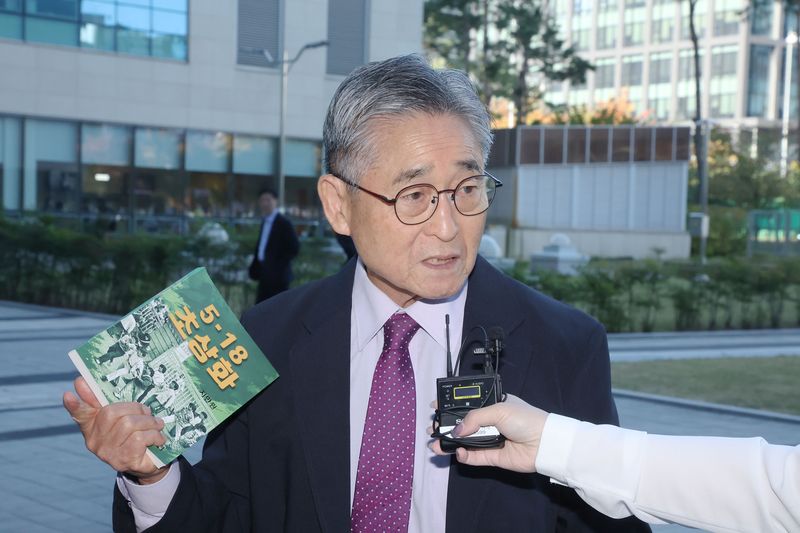 5·18 민주화운동 관련 허위 사실을 유포해 희생자와 유족의 명예를 훼손한 혐의를 받는 보수논객 지만원 씨가 27일 경기도 수원시 수원지방법원에서 구속 전 피의자 심문(영장실질심사)에 앞서 취재진의 질문에 답하고 있다. /사진=연합뉴스
