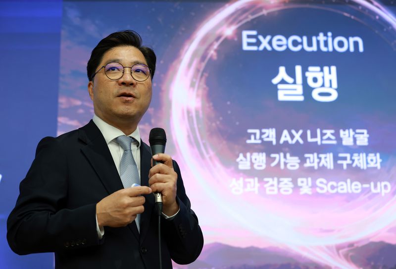 KT AX사업부문장 박상원 전무가 27일 오전 서울 종로구 KT 사옥에서 열린 AX 기자간담회에 참석해 발표를 하고 있다. 뉴시스