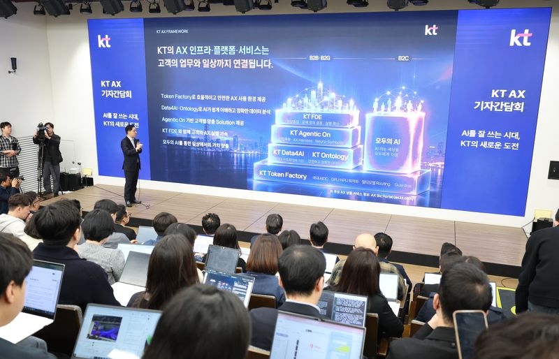 KT AX사업부문장 박상원 전무가 27일 오전 서울 종로구 KT 사옥에서 열린 AX 기자간담회에 참석해 발표를 하고 있다. 뉴시스